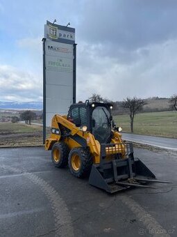 Smykový nakladač CAT 236 D