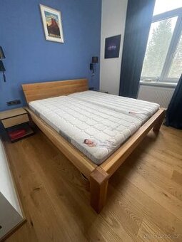 Dřevěná postel masiv