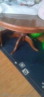 Masivní jídelní stul