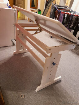 Rostoucí bílý stůl