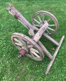 Retro- nákolesník z koňského povozu -loukoťové kola
