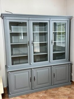 Knihovna/kredenc/skříň s prosklenými dvířky - masiv