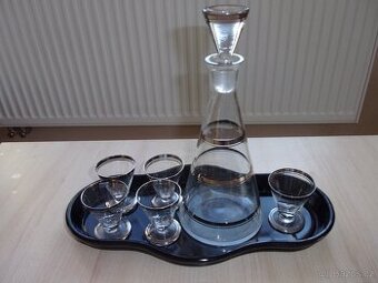 STARÁ SOUPRAVA - SKLENĚNÁ KARAFA, SKLENIČKY A TÁC