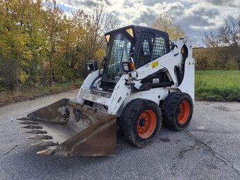 Šmykem rizený nakladač Bobcat S185. ŠPZ.