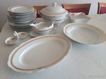 Zlatý jídelní servis