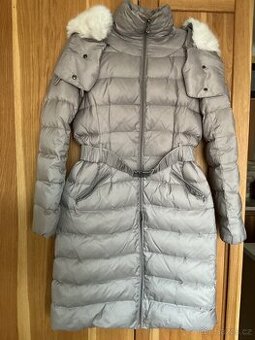 Prošívaný péřový kabát GUESS