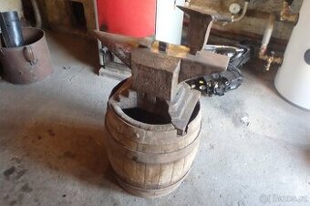 Kovářská kovadlina 100 kg, včetně sudu.