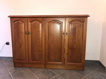 Prodam skříňku z masivního dubu