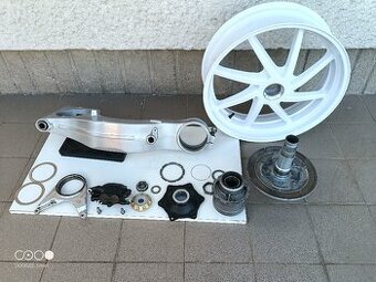 VFR 750R RC30 kyvná vidlice + ráfek