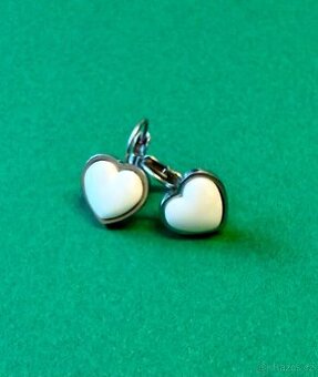 Náušnice bílá srdíčka – ocel, keramika, sleva.