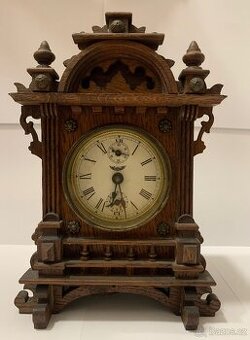 PRODÁM STARÉ VYŘEZÁVANÉ DŘEVĚNÉ STOLNÍ HODINY KIENZLE