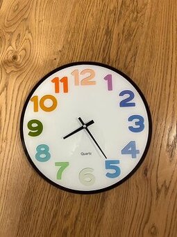 Nástěnné hodiny - dětské motivy.