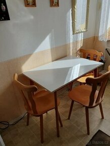 kuchyňský stůl s židlemi