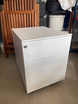 Kovovy organizer na koleckach - 1