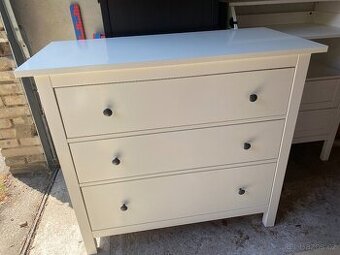 2. IKEA Hemnes se 3 zásuvkami - bílá lesklá