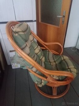 Proutěné otočné, houpací křeslo