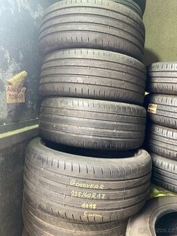 225/40r18