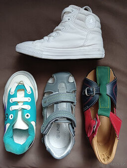 12x RŮZNÉ BOTY PRO DĚTI - TENISKY, SANDÁLY, HOLINY, atd.