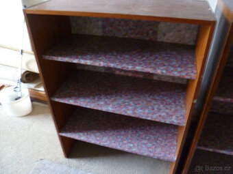 Dřevěný hnědý regál