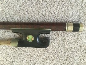 HOUSLOVÝ SMYČEC STAROŽITNÝ, VYKLÁDANÝ PERLETÍ