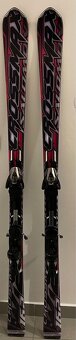 Použité carvingové lyže Salomon Crossmax W12 o délce 162 cm.