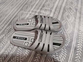 Pantofle zn. Shiny vel.44