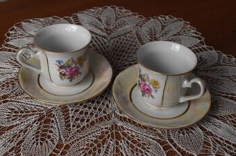 Sada dvou keramických hrnků s podšálky