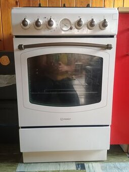 Kombinovaný sporák Indesit Retro IS5G8MHJ/E