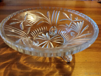 Skleněná miska na nožičkách