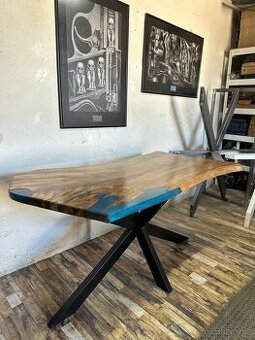 🪵 Luxusní jídelní stůl – ořech + epoxid, kovová podnož