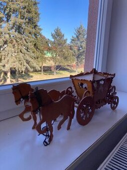 Dřevěný povoz s koňmi