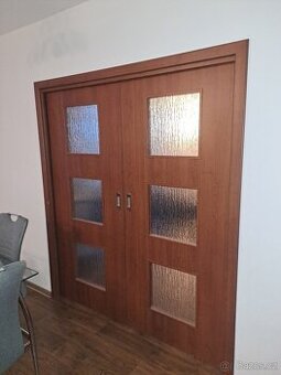 Prodám posuvné dvoukřídlé dveře do pouzdra i s pouzdry