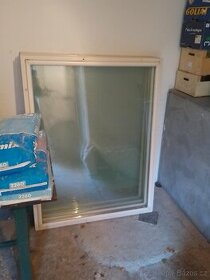 Dvojité okna ve dřevěném rámu