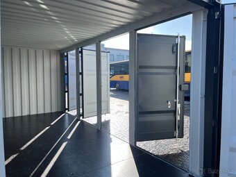 Lodní kontejner se čtyřmi bočními dveřmi