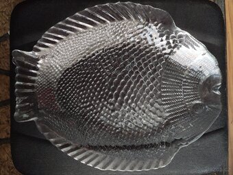 nůž,obal,váha kuchyň.do 5 kg 50,- talíř do MW 26,5 cm 100,-