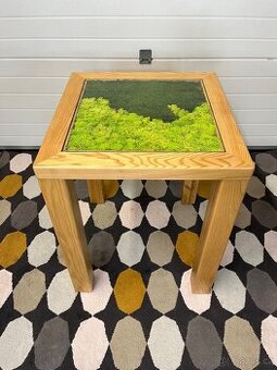 Designový dřevěný masivní stůl se sklem a mechovou výplní