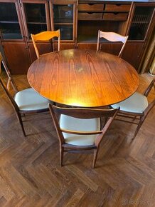 Kulatý dřevěný jídelní stůl