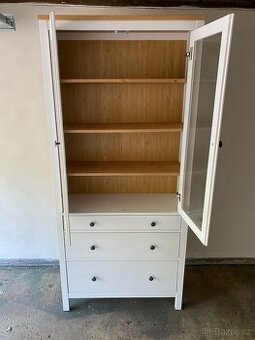 Vitrína IKEA Hemnes - bíl. Mořidlo