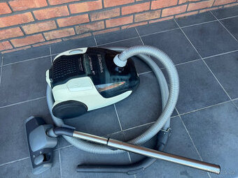 Výkonný vysavač electrolux jetmaxx 2000w, sáčkový