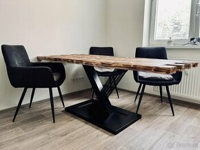Jídelní stůl s masivní opálenou smrkovou deskou