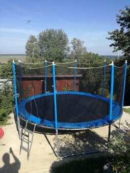 Prodám velkou zahradní trampolínu – 420 cm, síť + žebřík