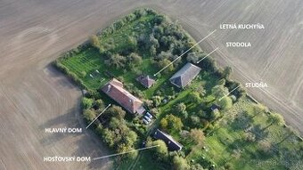 Sebestačný vidiecky statoks viacerými stavbami