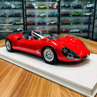 Alfa Romeo Tipo 33 v měřítku 18, červená, na koženém podstav
