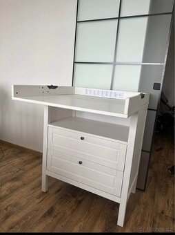 Dětská postýlka a komoda s přebalovacím pultem