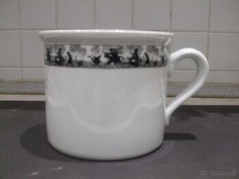 Starý velký porcelánový hrnek.