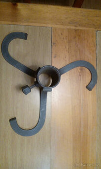 Kovaný stojánek na vánoční stromek