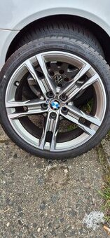 BMW F40 F44 M140i – originální sada alu kol 8Jx18 s pneu Bri