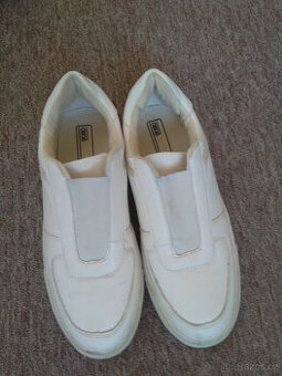 Bílé pánské tenisky, polobotky, nazouvací, č. 42