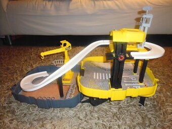 Parkoviště s dráhou, výtahem a jeřábem v batohu