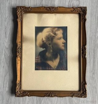 Starý kolorovaný portrét ženy v ozdobném rámu (30.–40. léta)